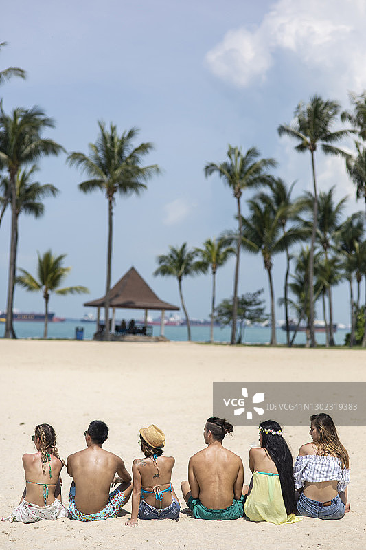 一群朋友坐在沙滩上图片素材