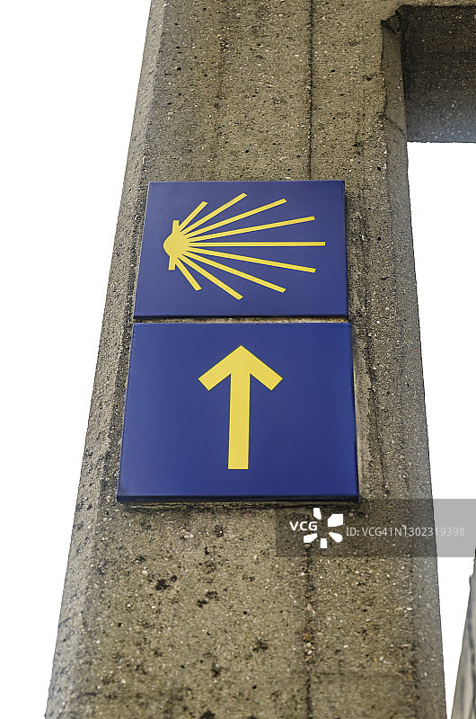 扇贝壳符号，标志着通往西班牙加利西亚拉科鲁尼亚圣地亚哥-德孔波斯特拉的朝圣者之路图片素材