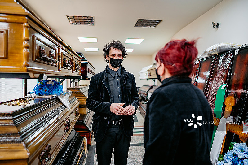 殡葬师向寡妇展示棺材图片素材