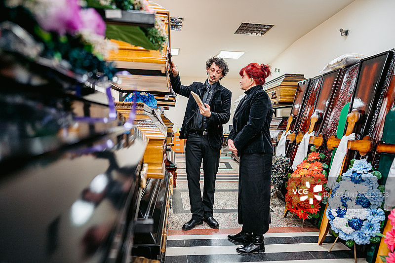 殡葬师向寡妇展示棺材图片素材