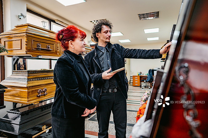 殡葬师向寡妇展示棺材图片素材