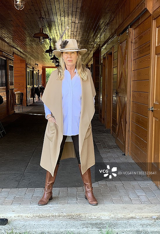 戴牛仔帽的女人图片素材