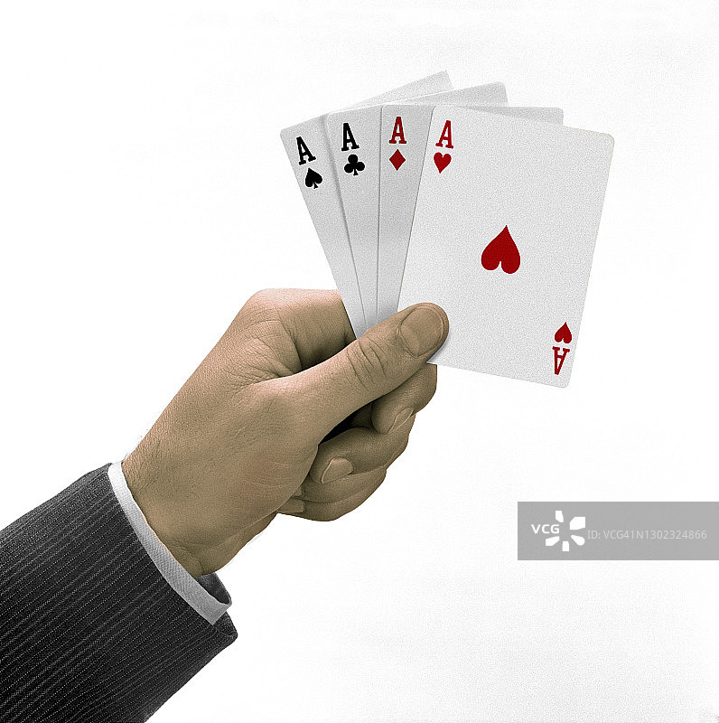手持四张Aces扑克牌图片素材