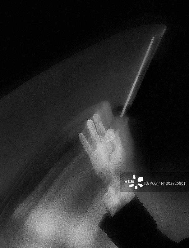 音乐指挥家手中挥舞的指挥棒图片素材