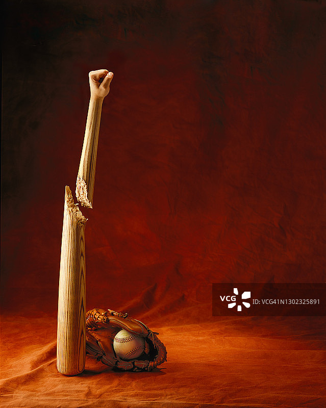 移植到棒球棒上的拳头照片插图图片素材