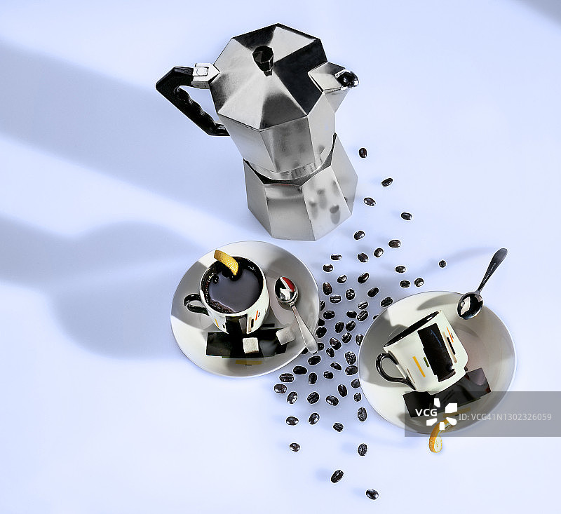 带咖啡豆和杯子的意式咖啡机图片素材