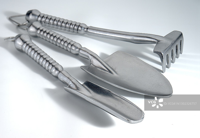 白色背景上的三件铝制园艺手动工具图片素材