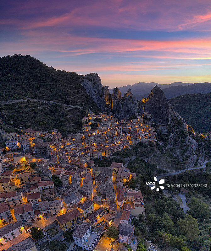 意大利巴斯利卡塔 Castelmazzano 老镇的黎明图片素材