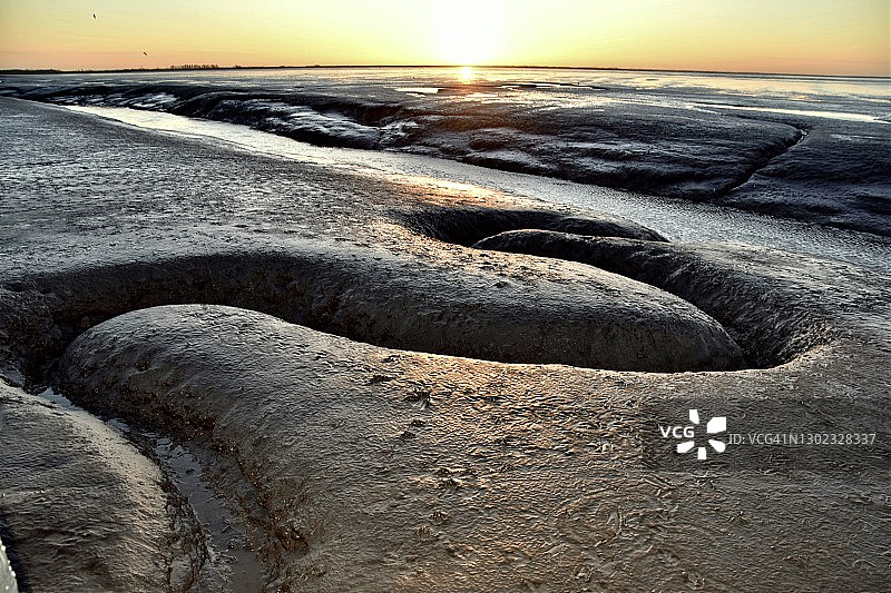 泥滩日落图片素材