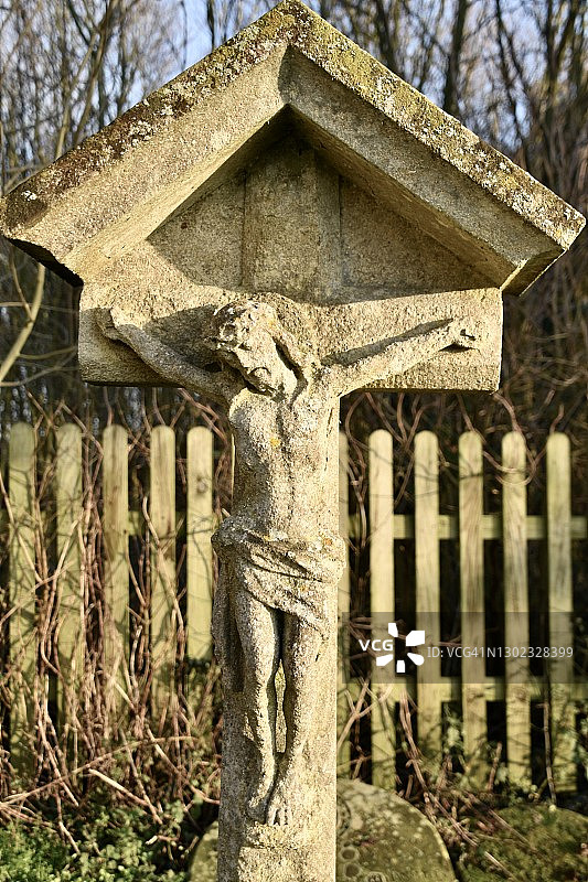 教堂墓地的耶稣受难像图片素材