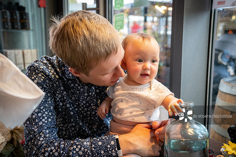 在挪威奥斯陆，爸爸和宝宝在等食物图片素材
