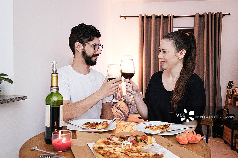 情侣晚餐时举杯庆祝图片素材