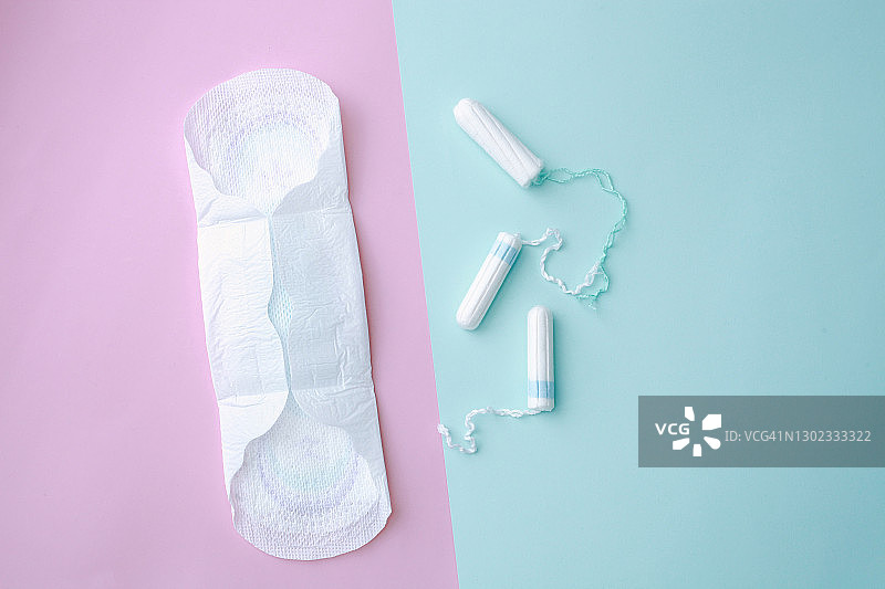 粉色背景上的卫生棉条和卫生巾，女性健康护理概念图片素材