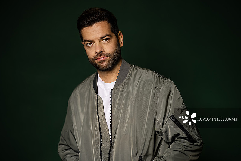 表情严肃的中年男子肖像图片素材