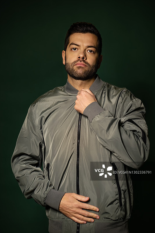 年长的男人穿着夹克图片素材