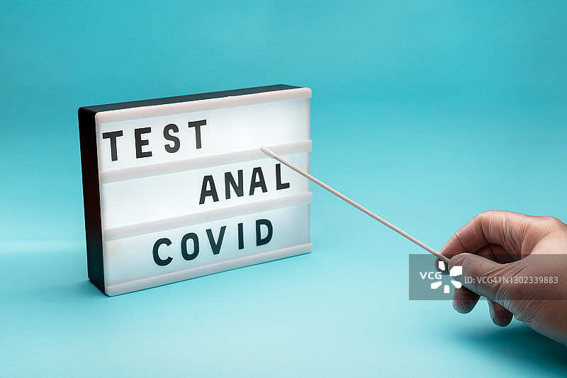 用于肛拭子检测冠状病毒的棉签图片素材