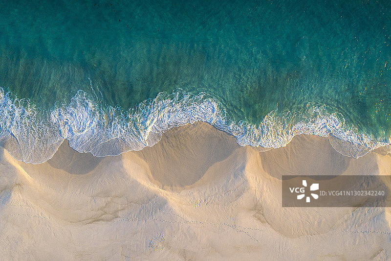 绿松石色海洋与白色沙滩海岸线的航拍景观图片素材