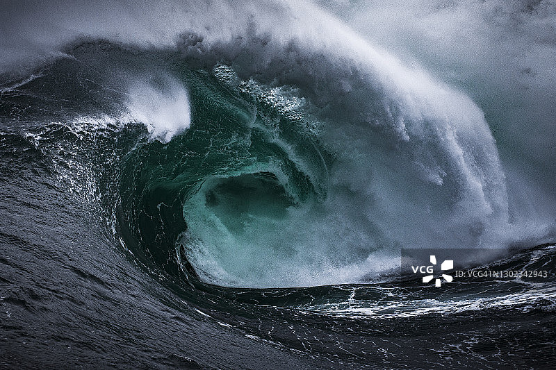危险的强大风暴潮，黑暗而令人恐惧的景象图片素材