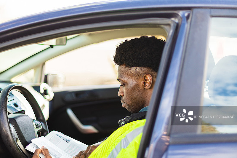 Z世代男学生工作休息期间学习照片系列图片素材