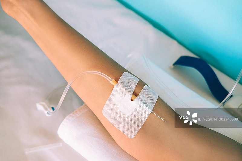 女人在医院里拿着滴管图片素材