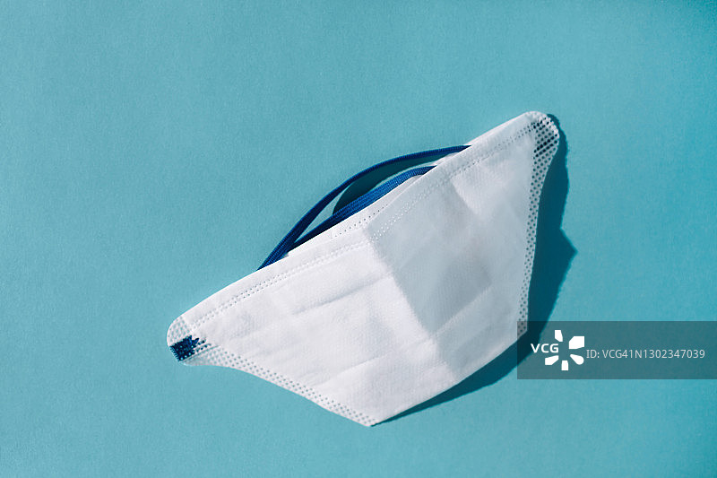 蓝色背景上的白色呼吸器图片素材