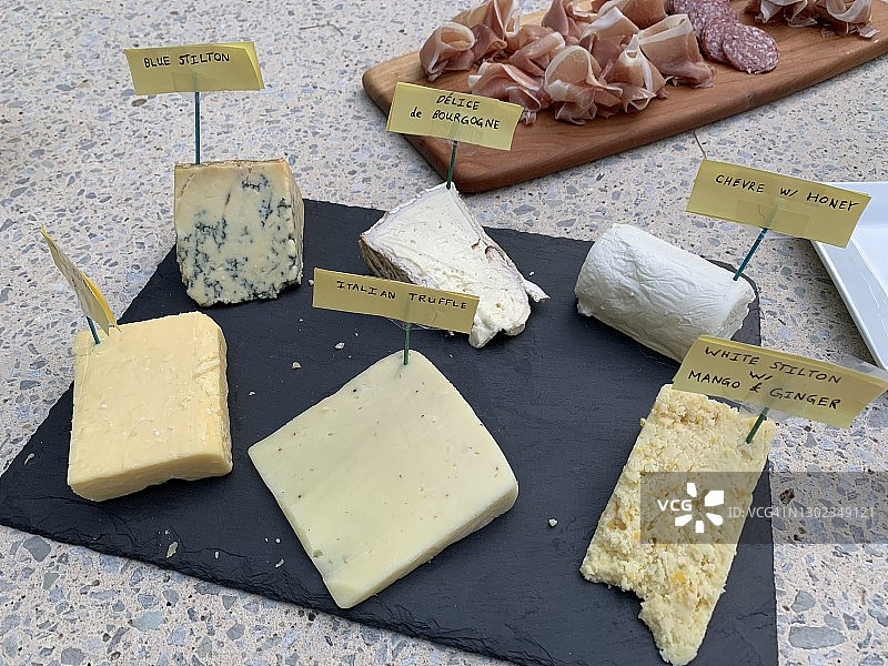新鲜制作的奶酪拼盘图片素材