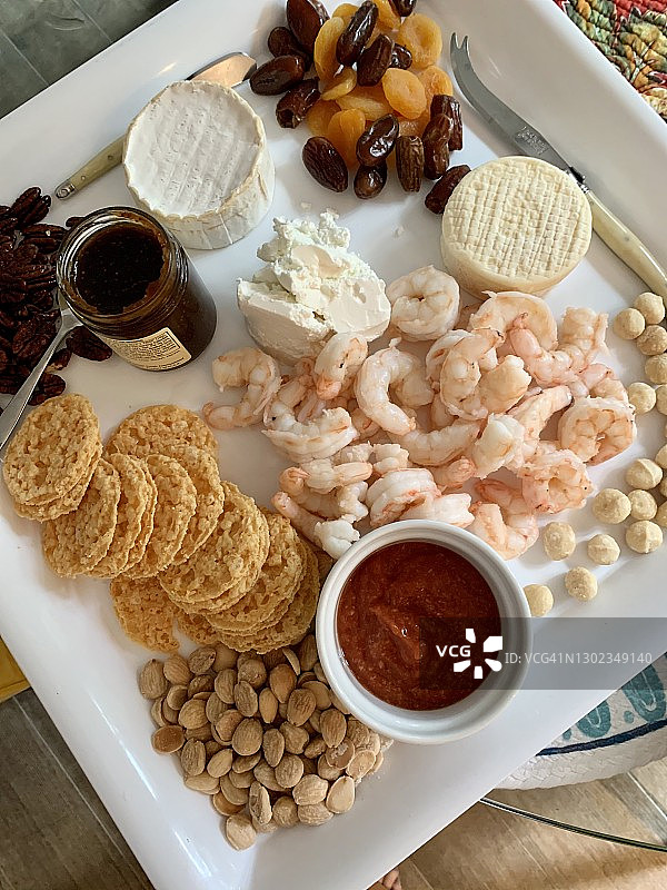 新鲜制作的奶酪拼盘图片素材