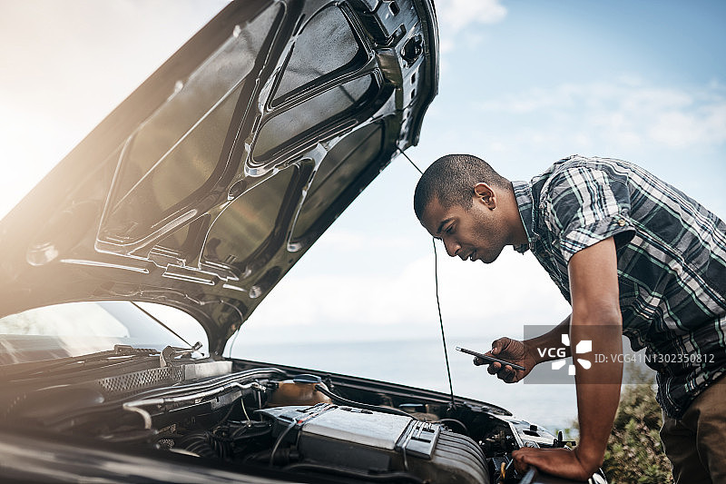 查看引擎故障原因图片素材