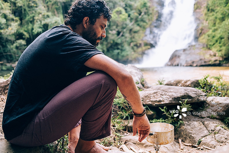 在瀑布旁边做饭图片素材