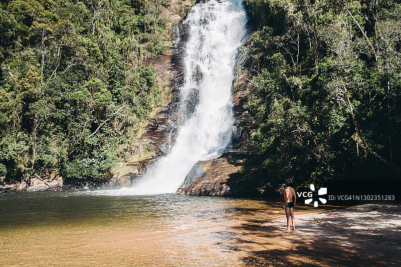 在高瀑布旁的男人图片素材