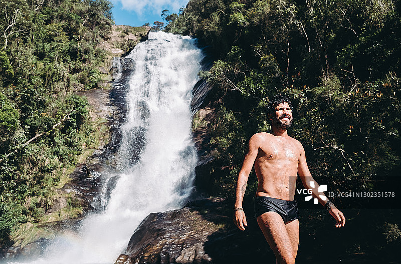 在瀑布前的男人图片素材