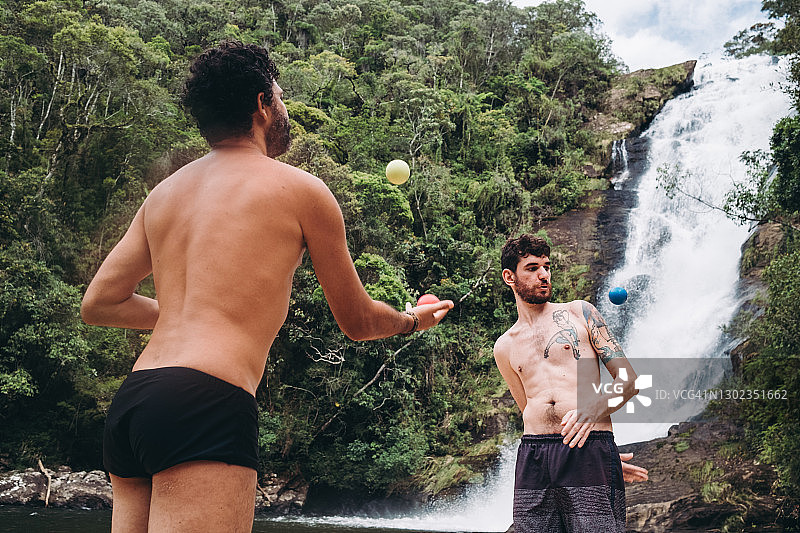 两个朋友玩抛接球图片素材