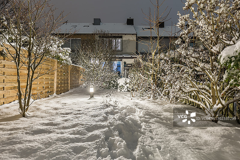 花园HDR中的厚厚的积雪图片素材