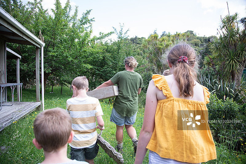 一家人背对着镜头去采摘蔬菜/水果图片素材