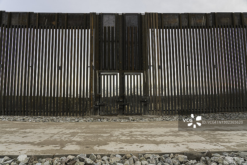 美国亚利桑那州道格拉斯的新美墨边境墙图片素材