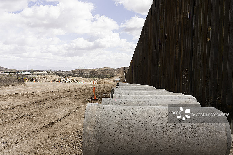 美国亚利桑那州道格拉斯的新美墨边境墙图片素材