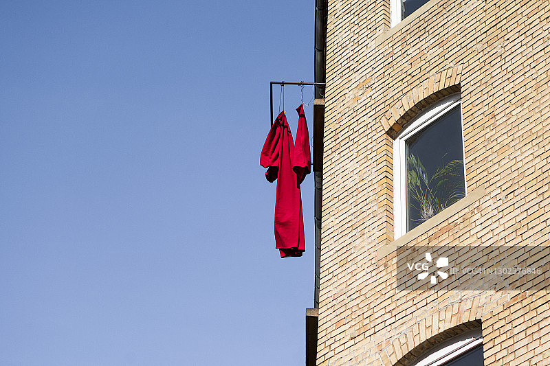 晾晒在窗外的床单图片素材