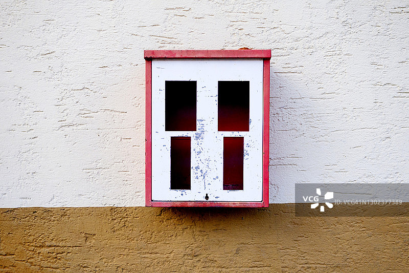 墙上损坏的糖果分配器图片素材