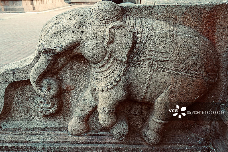 坦贾武尔 Brihadeeshwarar 寺庙墙壁上的大象雕塑图片素材