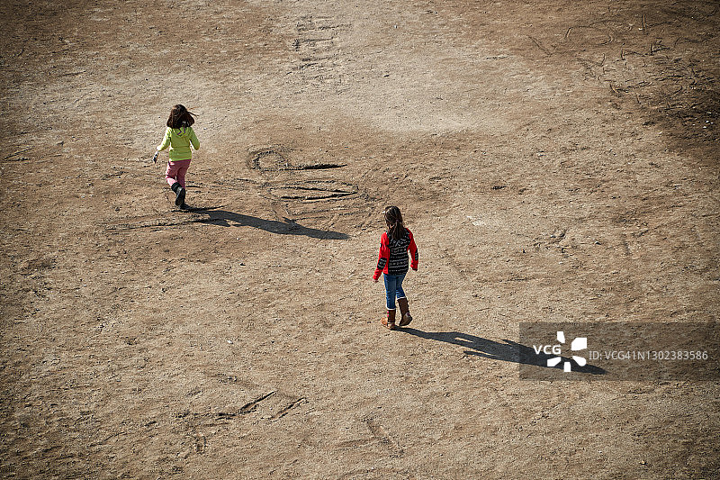 在意大利维罗纳圆形剧场竞技场迷路的小女孩们图片素材
