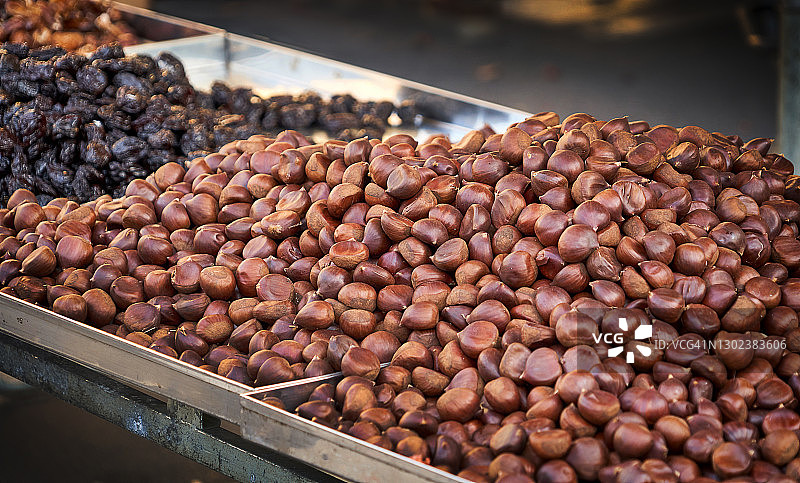 意大利萨莱诺市场街的栗子图片素材
