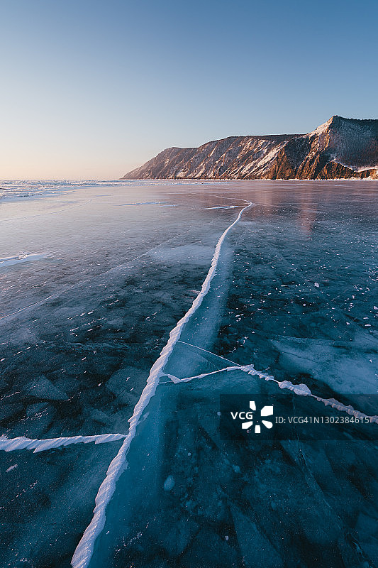 俄罗斯西伯利亚乌祖雷湾贝加尔湖冬季日出美景图片素材