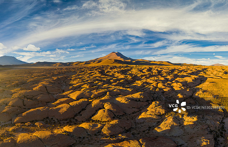 玻利维亚奥亚圭火山日出鸟瞰图图片素材