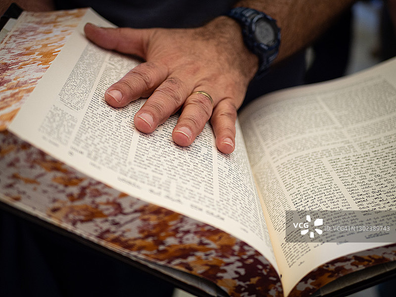 男人在读《妥拉》图片素材