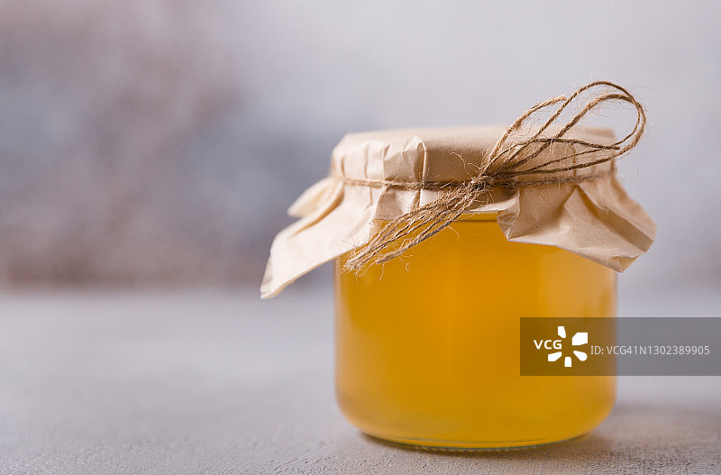 玻璃罐中的红茶菌茶图片素材