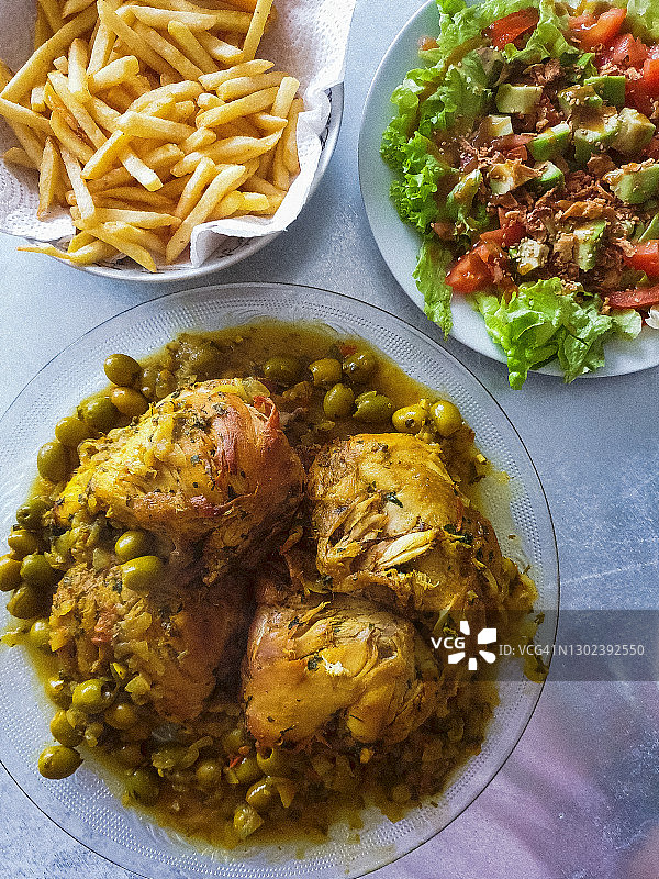 鸡肉绿色橄榄砂锅高角度视图图片素材