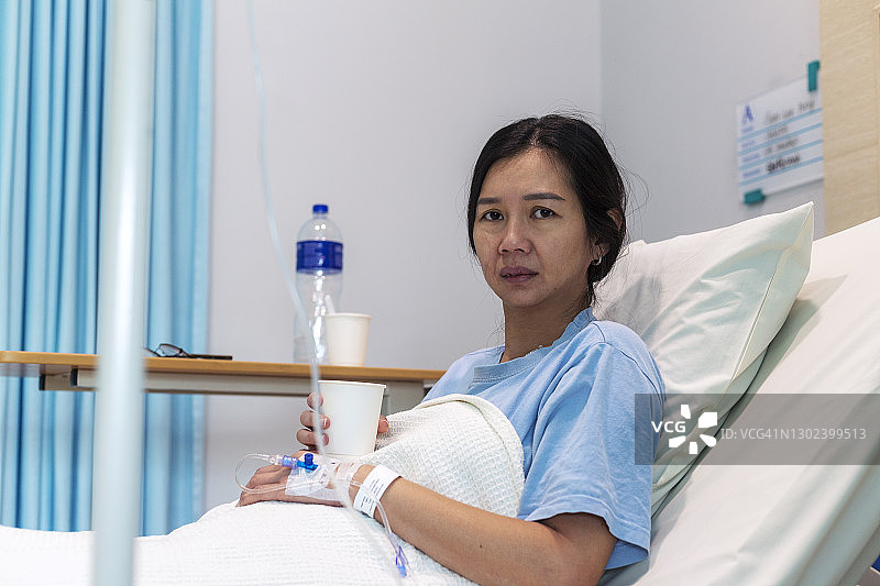病房里正在输液的女病人图片素材