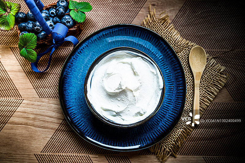 玻璃罐装希腊酸奶，健康早餐，搭配新鲜希腊酸奶、麦片和浆果图片素材