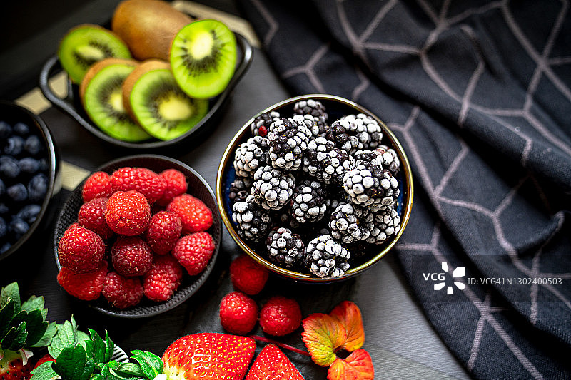 混合野莓掉落，草莓、覆盆子、黑莓、猕猴桃图片素材