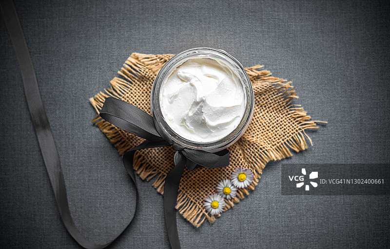 玻璃罐装希腊酸奶，健康早餐，搭配新鲜希腊酸奶、麦片和浆果图片素材